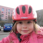 bambina_con_casco_da_bici