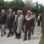 1 Ex deportati in visita a Fossoli aprile 2004. Da destra Aleandro Mancini, Renato Corsi, Sisto Quaranta, Giorgio Giovannini, Guido Roma. (Foto di Carla Guidi).